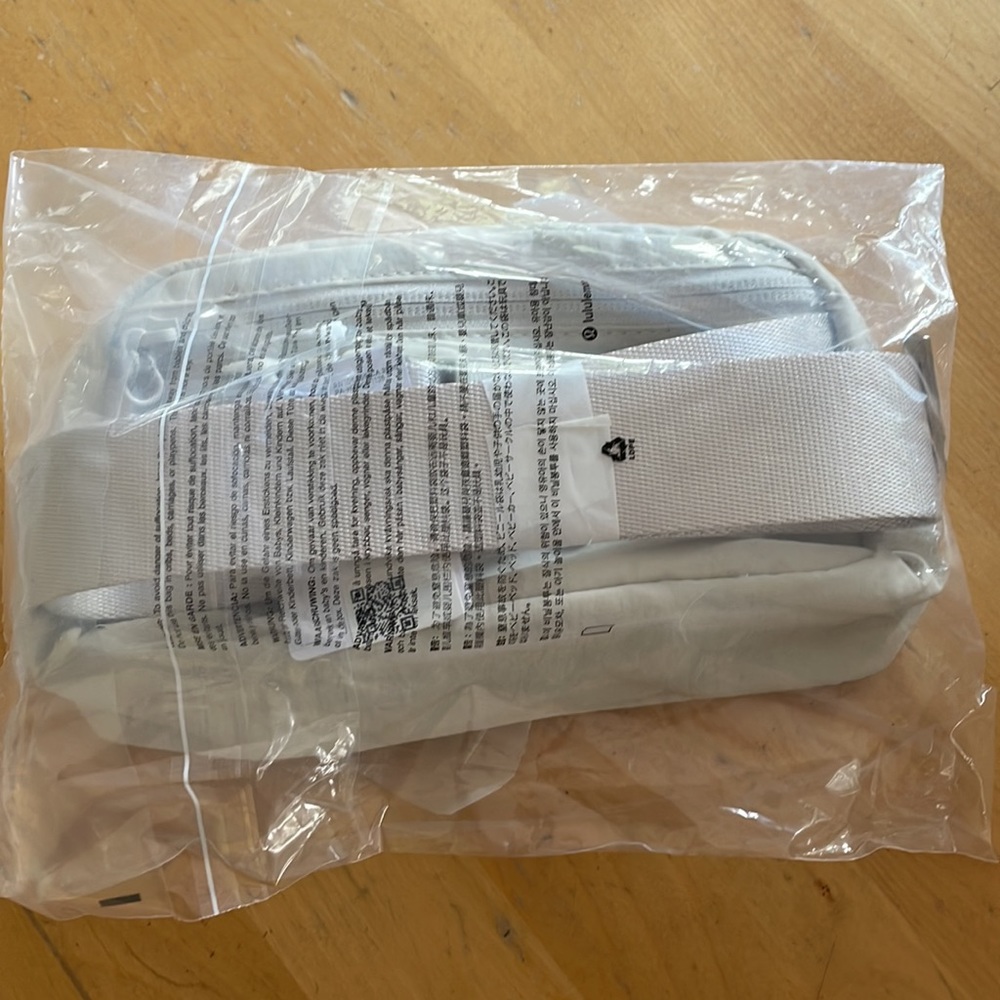 NWT Lululemon Everywhere Belt Bag Opal White - Picture 6 of 8